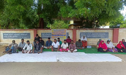 திருப்பூர் மாநகராட்சியுடன் இணைக்க எதிர்ப்பு- பொதுமக்கள் தர்ணா போராட்டம்