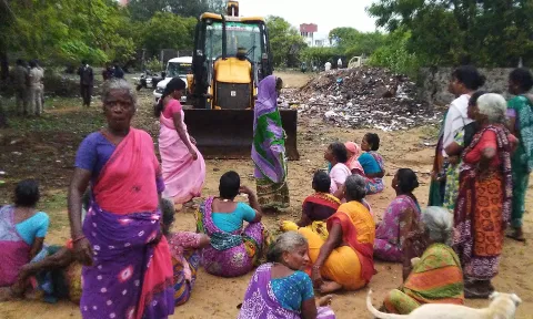 40 வீடுகளை அகற்ற மீனவ கிராம மக்கள் எதிர்ப்பு