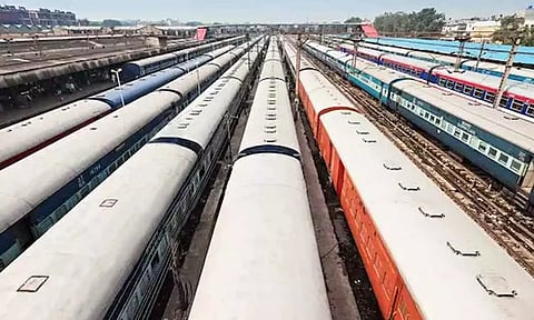 கோவையில் இருந்து சென்னை செல்லும் ரெயில்களில் அலைமோதும் பயணிகள் கூட்டம்