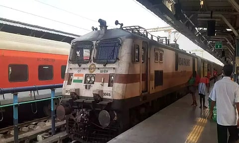 முன்பதிவில்லா விரைவு ரெயில்கள் பயணிகள் ரெயில்களாக மாற்றம்