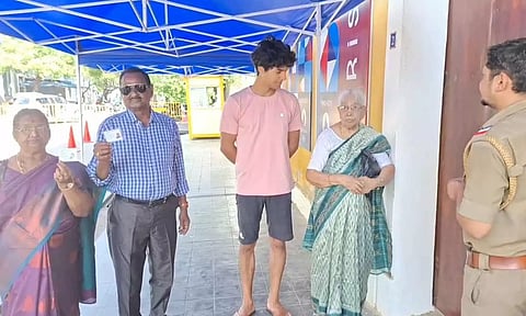 வாக்களிக்க வந்த பிரெஞ்சு குடியுரிமை பெற்றவர்களை படத்தில் காணலாம்.