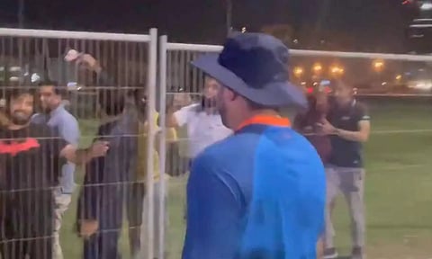 கம்பி வேலிக்கு வெளியே நின்று கட்டிப்பிடி வைத்தியம் கேட்ட ரசிகர்.. வைரலாகும் ரோகித்-ன் Cute வீடியோ