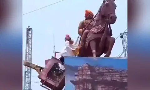 20 அடி உயரத்தில் இருந்து கிரேனுடன் சரிந்து விழுந்த போபால் கவுன்சிலர்- வைரல் வீடியோ