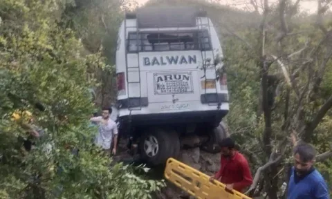 பக்தர்கள் சென்ற பேருந்து மீது துப்பாக்கிச்சூடு- 10 பேர் உயிரிழப்பு