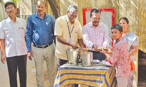 தஞ்சாவூரில் மாணவர்களுக்கு இனிப்புகள் கொடுத்து வரவேற்ற ஆசிரியர்கள்