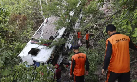 5 நிமிடம் தொடர்ச்சியா சுட்டுக்கிட்டே இருந்தாங்க.. உயிர்தப்பிய பயணி சொன்ன பகீர் தகவல்