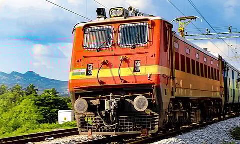 ஆயுதபூஜை ரெயில் முன்பதிவு ஒரு சில நிமிடங்களில் முடிந்தது