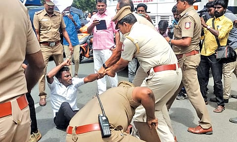 திருச்சியில் இந்திய மாணவர் சங்கத்தினர் நீட் தேர்வை ரத்து செய்யக்கோரி ஆர்ப்பாட்டம்