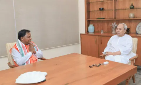 நவீன் பட்நாயக்குடன் மோகன் மாஜி சந்திப்பு: பதவியேற்பு விழாவுக்கு வருமாறு அழைப்பு