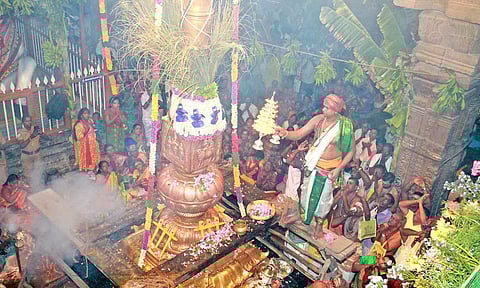 கொடியேற்றத்தை தொடர்ந்து கொடி மரத்திற்கு தீபாராதனை காட்டப்பட்ட காட்சி.