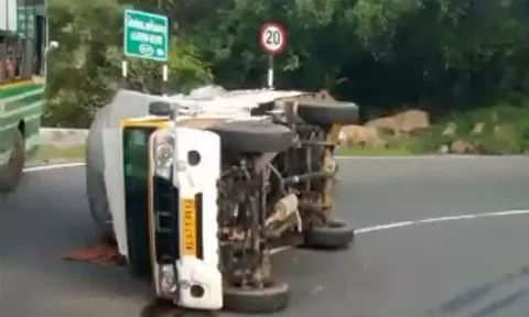 திம்பம் மலைப்பகுதியில் இன்று காலை சரக்கு வேன் கவிழ்ந்து விபத்து