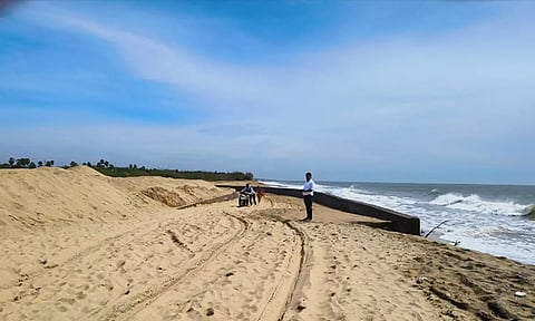 பழவேற்காடு கடற்கரை ஓரத்தில் சாலையை மூடிய மணலால் வாகன ஓட்டிகள் அவதி