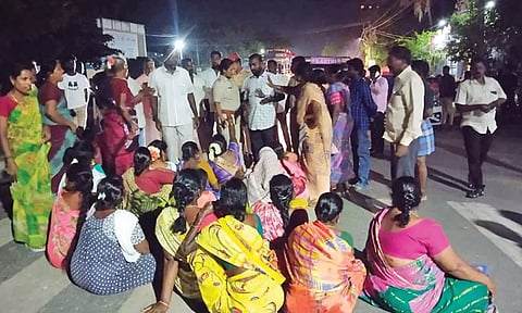 பேனரை கிழித்ததாக வாலிபர் மீது தாக்குதல்- போலீஸ் நிலையம் முன்பு பெண்கள் மறியல்