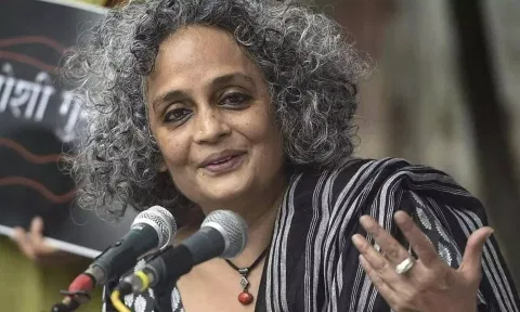 எழுத்தாளர் அருந்ததி ராய் மீது பாய்கிறது உபா சட்டம்