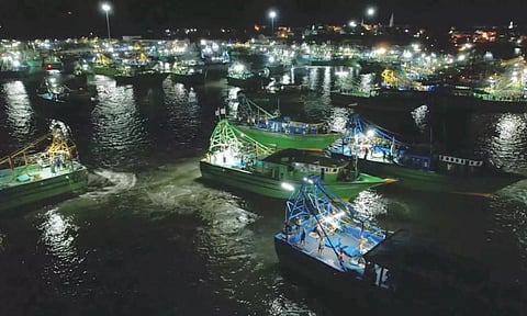 சின்னமுட்டம் துறைமுகத்தில் இருந்து கடலுக்கு புறப்பட்டு சென்ற விசைப்படகு மீனவர்கள்