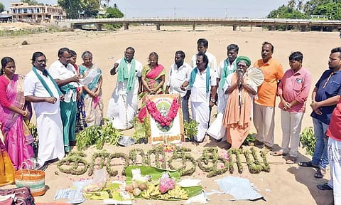 காவிரித்தாய் என்ற எழுத்து வடிவில் நாற்று நட்டு விவசாயிகள் வழிபாடு