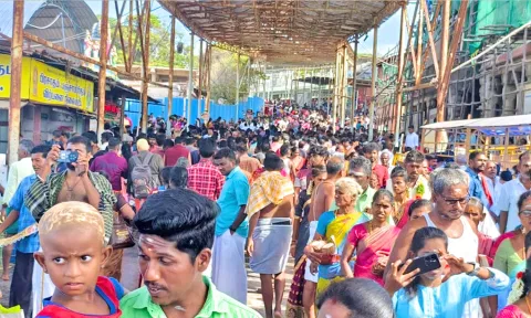 தொடர் விடுமுறை: திருச்செந்தூரில் அலைமோதிய பக்தர்கள் கூட்டம்