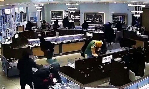 நகைக்கடைக்குள் சூறாவளியாய் புகுந்த கும்பல்: அடுத்து நடந்தது என்ன?