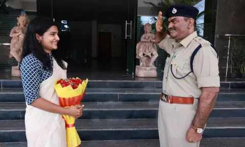 'தந்தையர் தினம்': ஐஏஎஸ் அதிகாரியான மகளுக்கு சல்யூட் அடித்து மரியாதை செலுத்திய எஸ்.பி