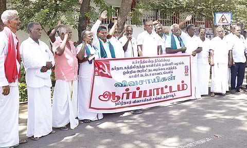 காவிரியில் தண்ணீர் திறந்து விடாத கர்நாடக அரசை கண்டித்து விவசாயிகள் ஆர்ப்பாட்டம்