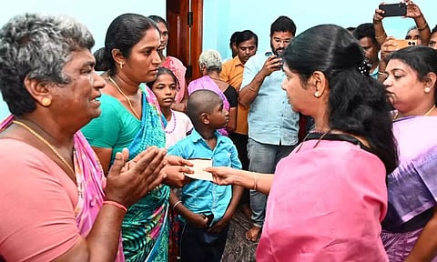 குவைத் தீவிபத்து: மாரியப்பன் குடும்பத்திற்கு 5 இலட்சம் நிதியுதவி வழங்கிய கனிமொழி