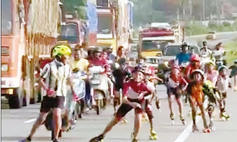 தேசிய நெடுஞ்சாலையில் ஆபத்தை உணராமல் ஸ்கேட்டிங்- போலீசார் வழக்குப்பதிவு