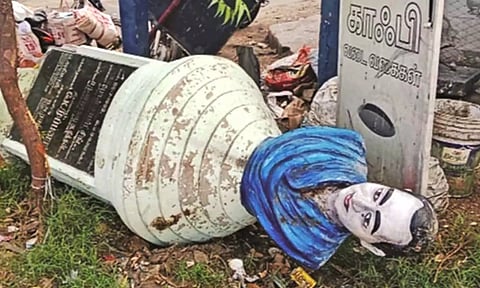 ஆரல்வாய்மொழியில் டாரஸ் லாரி மோதியதில் ராஜீவ்காந்தி சிலை உடைந்தது- கட்சியினர் திரண்டதால் பரபரப்பு