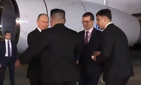 24 ஆண்டுகளுக்கு பின் வந்த புதின்.. விமான நிலையத்துக்கே சென்று வரவேற்ற கிம் ஜாங் உன் - வீடியோ