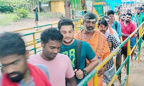 சதுரகிரியில் மழையால் குறைந்த பக்தர்கள் கூட்டம்