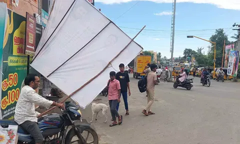 திருவள்ளூரில் விதிமுறை மீறி வைக்கப்படும் பேனர்களால் விபத்து அபாயம்
