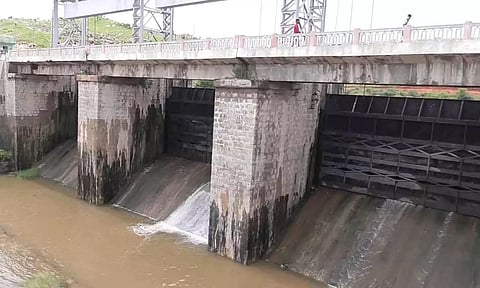 திருவாலங்காடு அருகே கொசஸ்தலை ஆற்றில் புதிய தடுப்பணை