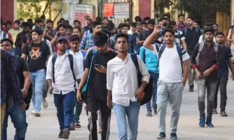 நீட் தேர்வு விவகாரத்தில் அரசு யாரை காப்பாற்ற முயற்சிக்கிறது?: காங்கிரஸ் தாக்கு