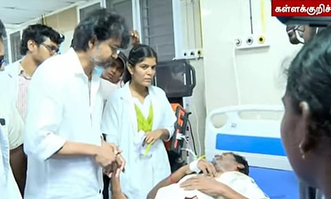 கள்ளக்குறிச்சி அரசு மருத்துவமனைக்கு த.வெ.க தலைவர் விஜய் வருகை- பாதிக்கப்பட்டவர்களுக்கு ஆறுதல்