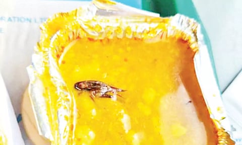 வந்தே பாரத் ரெயில் உணவில் கிடந்த கரப்பான்பூச்சி