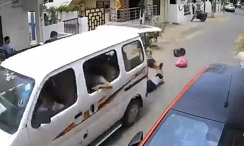 ஓடும் வேனில் இருந்து கீழே விழுந்த பள்ளி மாணவிகள்- வீடியோ வைரல்