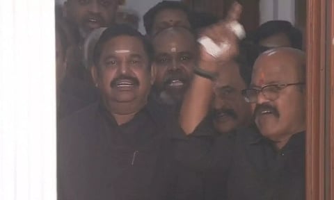 தமிழக சட்டசபையில் கடும் அமளி- வெளிநடப்பு செய்த அதிமுக