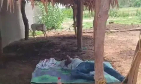 அரசு தொடக்கப்பள்ளி வகுப்பறையில் போதையில் உருண்ட ஆசிரியர்