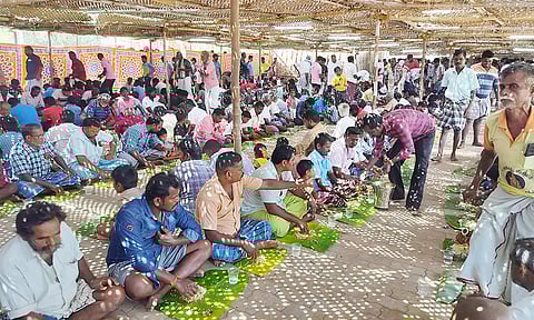 திருச்சுழி அருகே கோவில் திருவிழாவில் `கமகம' கறி விருந்து