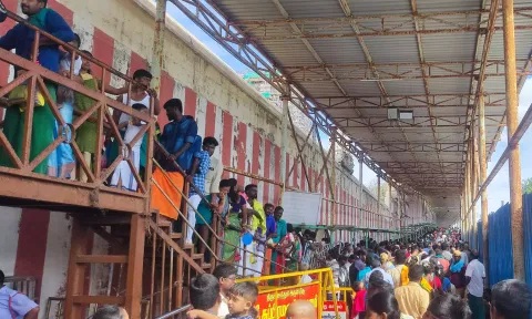 திருச்செந்தூர் சுப்பிரமணிய சுவாமி கோவிலில் குவிந்த பக்தர்கள் கூட்டம்