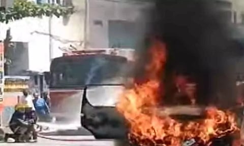 நடுரோட்டில் 2 கார்கள் தீப்பிடித்து எரிந்தன