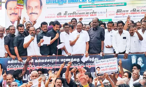 கள்ளச்சாராய விற்பனைக்கு தி.மு.க. உடந்தை-திண்டுக்கல் சீனிவாசன்