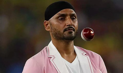 கஷ்டப்படும் குழந்தைகளின் படிப்புக்கு உதவி செய்கிறேன்- விமர்சித்தவருக்கு ஹர்பஜன் சிங் பதிலடி