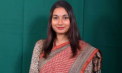 எந்த பேப்பரையும் பார்த்து படிக்காமல் உறுதிமொழி எடுத்து கொண்ட இளம் எம்.பி. சாம்பவி சவுத்ரி