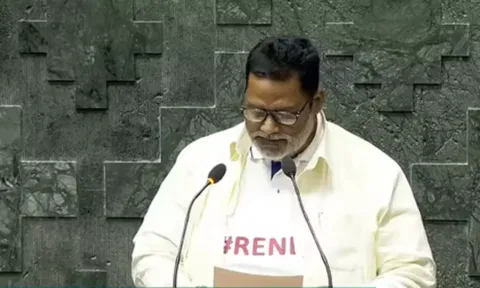 'ரீ நீட்' வாசகம் அடங்கிய டீ சர்ட் அணிந்து வந்த பப்பு யாதவ் எம்.பி.