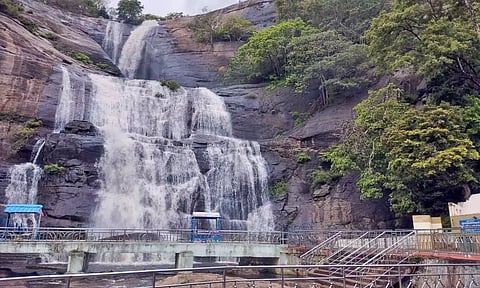 குற்றாலம் அருவிகளில் பொதுமக்கள் குளிக்க 3-வது நாளாக தொடரும் தடை