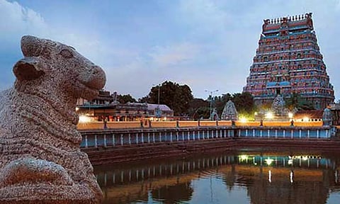 18 புராணங்களை குறிக்கும் 18 தூண்களை கொண்ட கனகசபை (பொன்னம்பலம்)