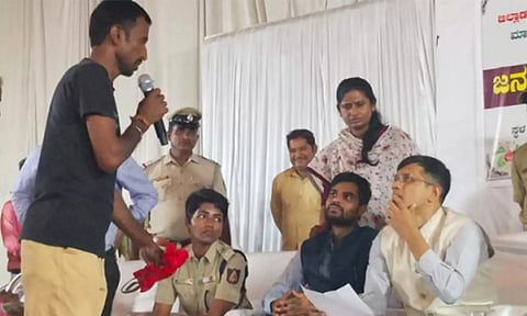 கர்நாடகாவில் திருமணத்திற்கு பெண் கேட்டு இளைஞர் கலெக்டரிடம் மனு