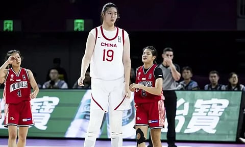 7.3 அடி உயரம் கொண்ட கூடைப்பந்தாட்ட வீராங்கனை- வீடியோ