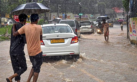 கேரளாவில் கனமழை: மலைப்பகுதிகளில் பயணத்துக்கு தடை