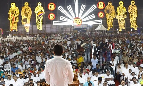 தி.மு.க. பொதுக்கூட்டத்துக்கு செல்பவர்கள் அமரும் நாற்காலிகள் இலவசம்: எப்படியெல்லாம் யோசிக்கிறாங்க...